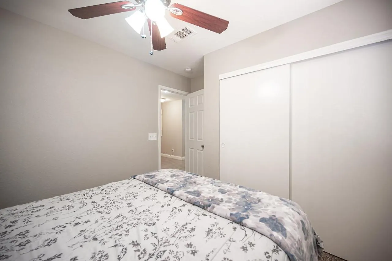 Brilliant 4 Bedroom House With Pool! Las Vegas
