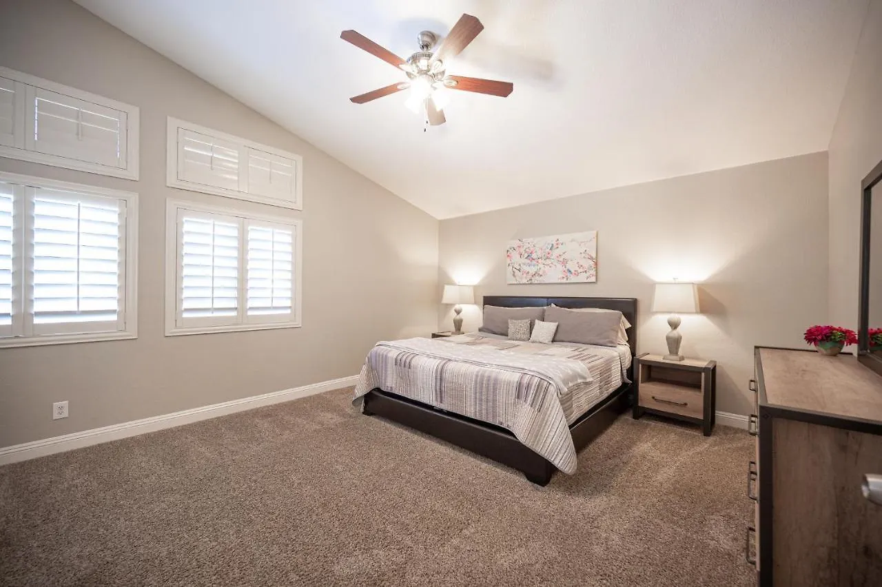 Brilliant 4 Bedroom House With Pool! Las Vegas